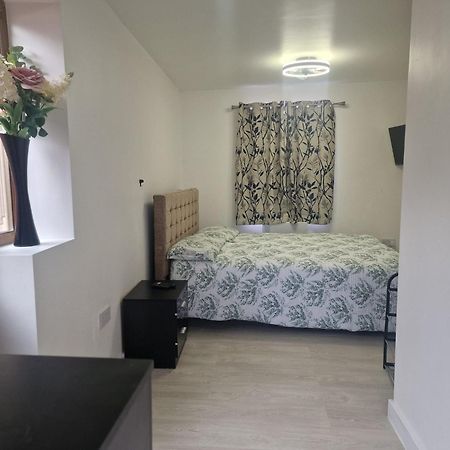 Studio Flat On Straight Road, Harold Hill, Havering Zewnętrze zdjęcie