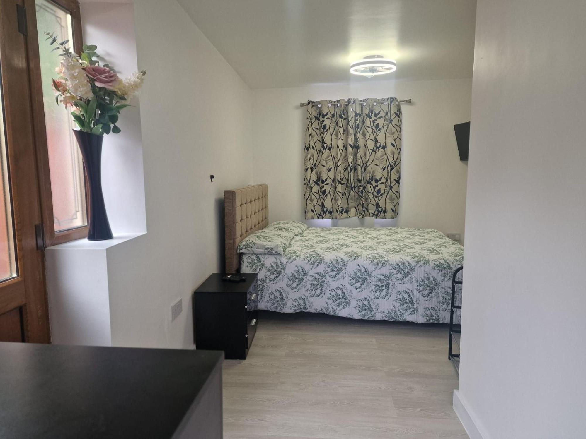 Studio Flat On Straight Road, Harold Hill, Havering Zewnętrze zdjęcie