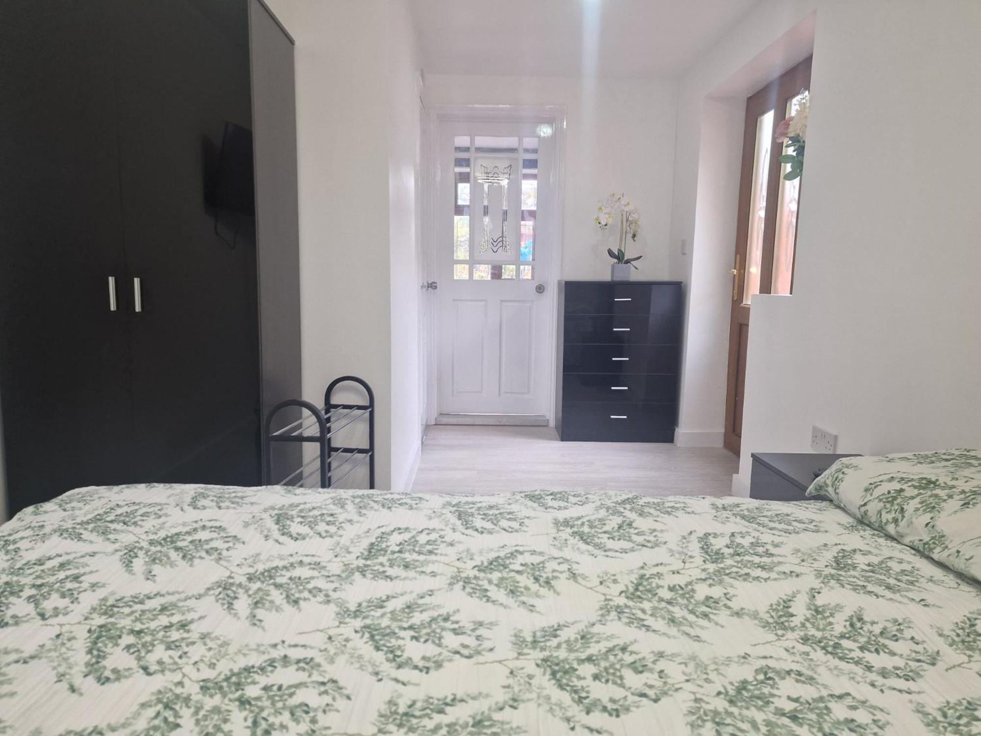 Studio Flat On Straight Road, Harold Hill, Havering Zewnętrze zdjęcie